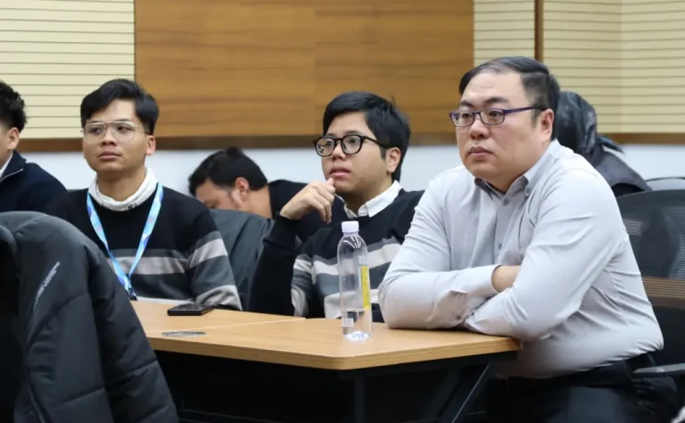 Sebanyak 11 mahasiswa pemenang PGTC berkesempatan mengikuti pelatihan singkat dan bertukar ilmu di Universitas Tsinghua, Beijing, pada 26-29 November 2025.