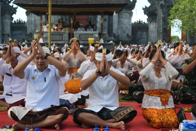 Bupati Jembrana Pimpin Persembahyangan Matur Piuning Awali Bali Era Baru 100 Tahun