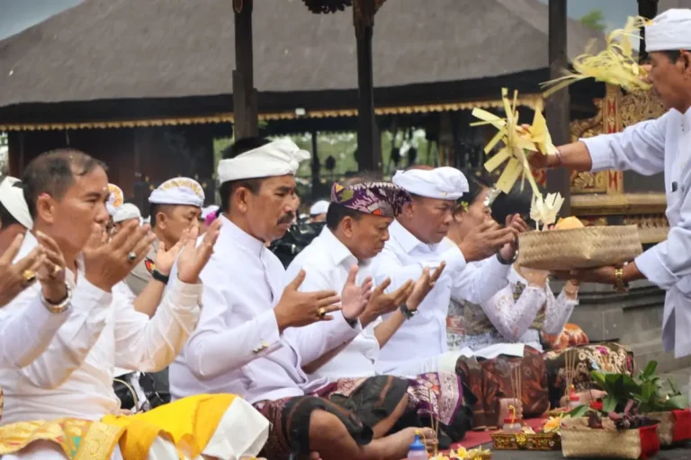 Gubernur Bali, Wayan Koster, menghadiri persembahyangan bersama sekaligus prosesi Matur Piuning di Pura Agung Besakih Rabu 24 Desember 2025.