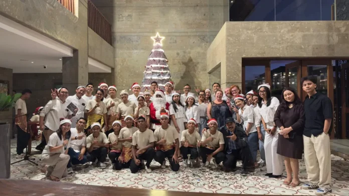 Swarga Suites Bali Berawa menggelar perayaan Natal bertajuk Tree Lighting & Christmas Carol 2025 pada Kamis, 25 Desember 2025. 