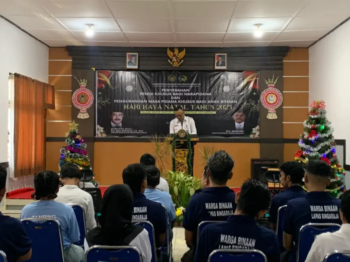 Suasana penyerahan SK remisi khusus Natal tahun 2025 kepada sembilan WBP di Lapas Kelas IIB Singaraja.