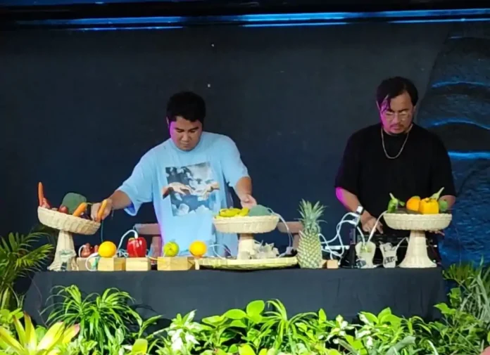 Eksperimen musikal berbasis alam ditampilkan duo musisi asal Bandung, Bottlesmoker, dalam Ruang Rasa yang berlangsung di Nuanu Creative City