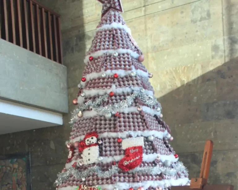 Pohon Natal Unik Berbahan Limbah Telur Jadi Daya Tarik Tamu di Kawasan Canggu