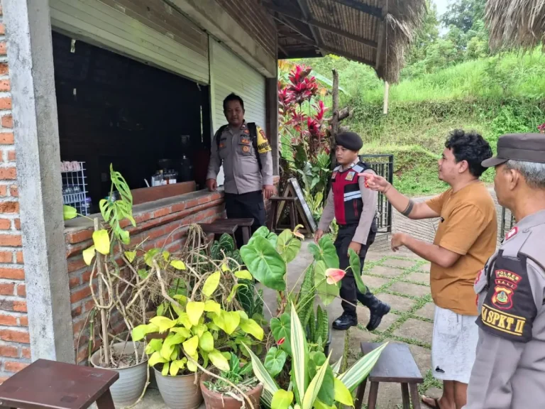 Proses olah TKP kasus pencurian di Warung Fiji yang berlokasi di Banjar Dinas Nyuh, Desa Lemukih, Buleleng.