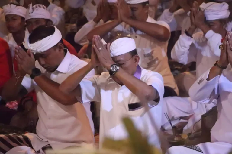Gubernur Wayan Koster Hadiri Pujawali di Pura Luhur Pucak Padang Dawa