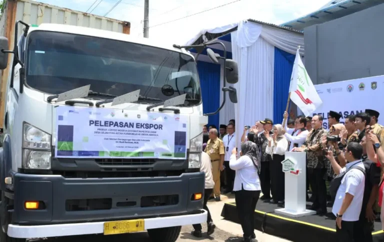 Seremoni pelepasan ekspor perdana produk Coffee Wood dan Coconut Rope Dog Chew dari Desa Sejahtera Astra Purworejo, Jawa Tengah, ke Eropa dan Amerika Serikat, sebagai bagian dari penguatan kewirausahaan desa berbasis ekspor yang dilakukan pada 27 Februari 2025 lalu.