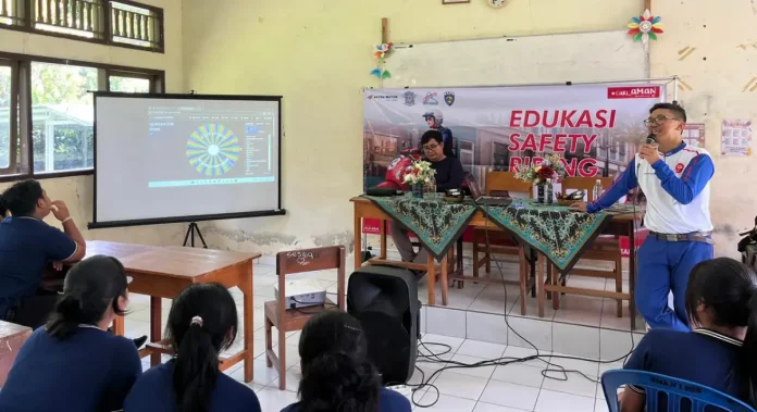 Astra Motor Bali melalui tim Safety Riding memberikan edukasi keselamatan berkendara kepada 75 siswa SMKN 1 Busungbiu dengan fokus pada kemampuan prediksi bahaya guna menanamkan budaya #Cari_aman sejak dini.
