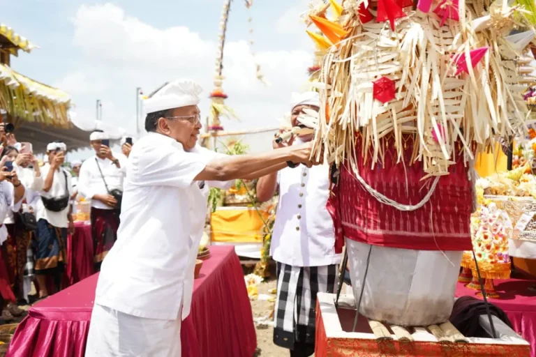 Gubernur Bali Wayan Koster memimpin pelaksanaan Upacara Tawur Agung Labuh Gentuh di Kawasan Pusat Kebudayaan Bali (PKB), Kabupaten Klungkung.