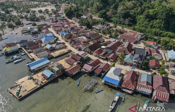 Ilustrasi - Foto udara perkampungan pelangi di Kecamatan Nambo, Kendari, Sulawesi Tenggara, Sabtu (20/9/2025). Kementerian Perumahan dan Kawasan Permukiman (PKP) memprioritaskan penataan permukiman pesisir yang berjumlah 12.870 desa guna mewujudkan pembangunan 1 juta rumah di pesisir sebagai upaya memperbaiki kualitas hidup masyarakat nelayan sekaligus menjaga kearifan lokal.