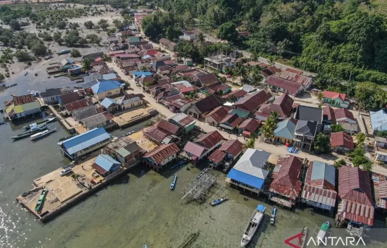 Ilustrasi - Foto udara perkampungan pelangi di Kecamatan Nambo, Kendari, Sulawesi Tenggara, Sabtu (20/9/2025). Kementerian Perumahan dan Kawasan Permukiman (PKP) memprioritaskan penataan permukiman pesisir yang berjumlah 12.870 desa guna mewujudkan pembangunan 1 juta rumah di pesisir sebagai upaya memperbaiki kualitas hidup masyarakat nelayan sekaligus menjaga kearifan lokal.