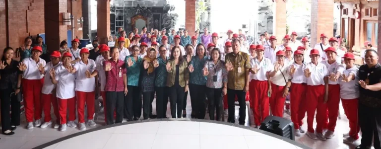 Ny. Ayu Kristi Arya Wibawa Tutup Posyandu Paripurna Tahap II Kota Denpasar di Banjar Padangsambian, Kelurahan Padangsambian, Kecamatan Denpasar Barat, Selasa (9/12).