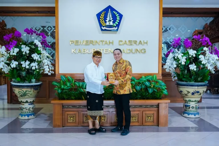 Bupati Wayan Adi Arnawa menerima kunjungan resmi Wali Kota Surabaya, Eri Cahyadi, di Ruang Nayaka Gosana, Puspem Badung, Jumat (5/12).