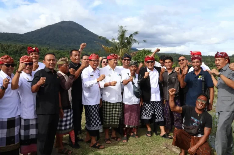 Bupati Tabanan, I Komang Gede Sanjaya, mengunjungi Desa Jatiluwih untuk mendengar aspirasi masyarakat dan mencari solusi atas dampak penyegelan 13 unit usaha pariwisata.