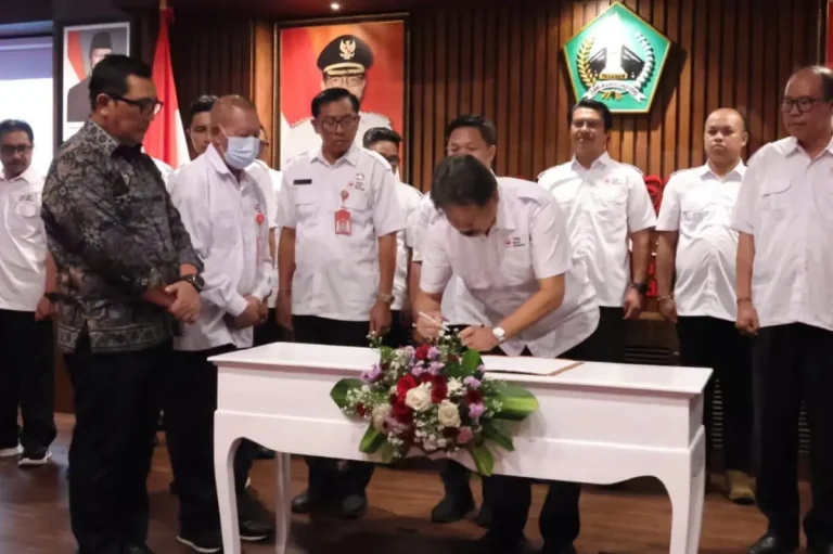 Bupati Tabanan menghadiri pelantikan pengurus PMI Kabupaten Tabanan periode 2025–2030 sekaligus meluncurkan program inovasi donor darah ASN “Si Doras”.