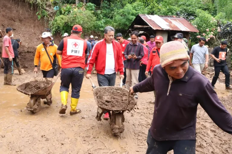 Pemerintah Kabupaten Tabanan bergerak cepat merespons bencana tanah longsor yang terjadi akibat intensitas hujan tinggi di wilayah Pupuan.