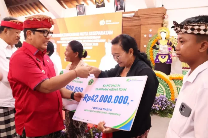 Bupati Tabanan I Komang Gede Sanjaya resmi meluncurkan program jaminan sosial bagi 6.650 pekerja rentan melalui penandatanganan nota kesepakatan dengan BPJS Ketenagakerjaan.
