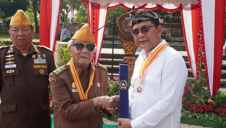 Bupati Buleleng I Nyoman Sutjidra menerima penghargaan Satya Lencana dari DPP LVRI atas perhatian dan dukungannya kepada para veteran di Buleleng.