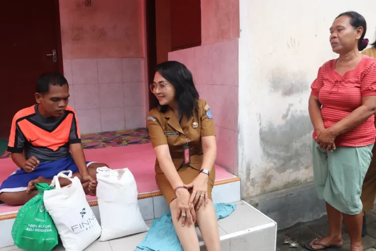 Ketua TP. PKK Badung Nyonya Rasniathi Adi Arnawa menyerahkan bantuan sembako dan modal usaha kepada keluarga Disabilitas sekaligus korban banjir Ni Made Suriani (58) warga Lingkungan Tegeh, Kelurahan Kerobokan, Kecamatan Kuta Utara, Senin (12/1).