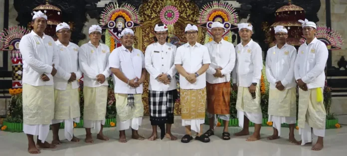 Bupati Adi Arnawa saat menghadiri Pengukuhan Bendesa Adat dan Prajuru Desa Adat Tengkulung, Kelurahan Tanjung Benoa, Kecamatan Kuta Selatan, di Wantilan Banjar Tengkulung, Tanjung Benoa, Sabtu (3/1). Bupati Adi Arnawa saat menghadiri Pengukuhan Bendesa Adat dan Prajuru Desa Adat Tengkulung, Kelurahan Tanjung Benoa, Kecamatan Kuta Selatan, di Wantilan Banjar Tengkulung, Tanjung Benoa, Sabtu (3/1).