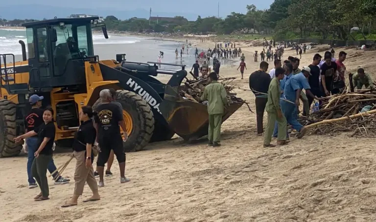 Aksi bersih-bersih sampah kiriman di sepanjang Pantai Muaya, Jimbaran, Rabu (21/1).