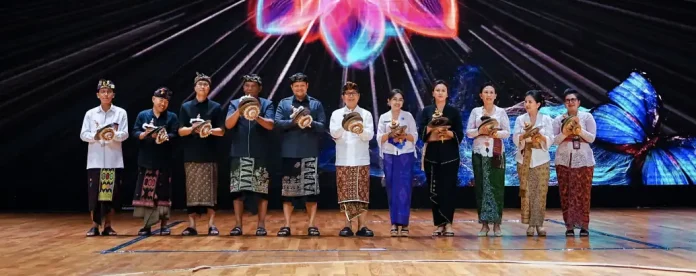 Bupati Wayan Adi Arnawa didampingi Wabup Bagus Alit Sucipta secara resmi membuka Bulan Bahasa Bali VIII Tahun 2026 yang ditandai dengan membunyikan Gamelan Ceng-Ceng, di Balai Budaya Giri Nata Mandala, Puspem Badung, Jumat (30/1). Bupati Wayan Adi Arnawa didampingi Wabup Bagus Alit Sucipta secara resmi membuka Bulan Bahasa Bali VIII Tahun 2026 yang ditandai dengan membunyikan Gamelan Ceng-Ceng, di Balai Budaya Giri Nata Mandala, Puspem Badung, Jumat (30/1).