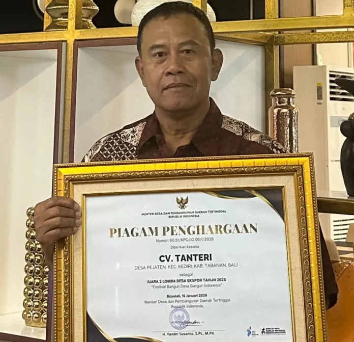 I Putu Oka Mahenda Owner Tanteri Keramik.