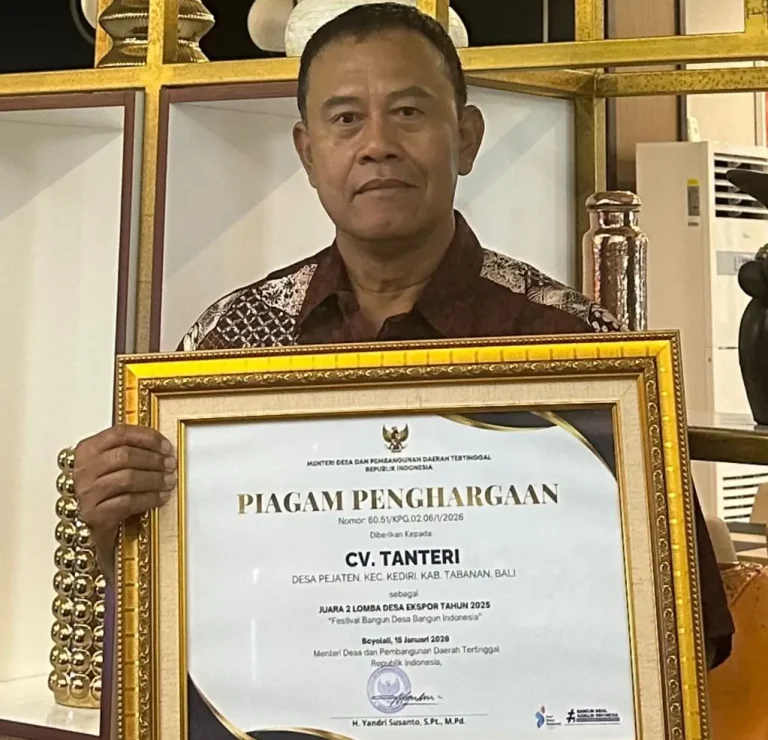I Putu Oka Mahenda Owner Tanteri Keramik.