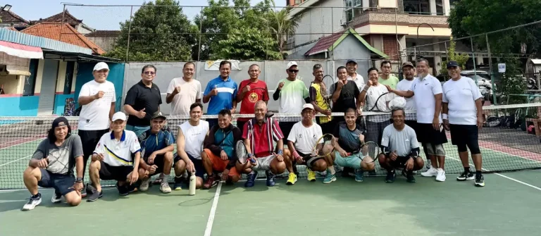 Waka Jasdam IX Udayana Letkol Inf Armen dan Petenis Nasional Imanuel Prakoso foto bersama bersama kedua tim.