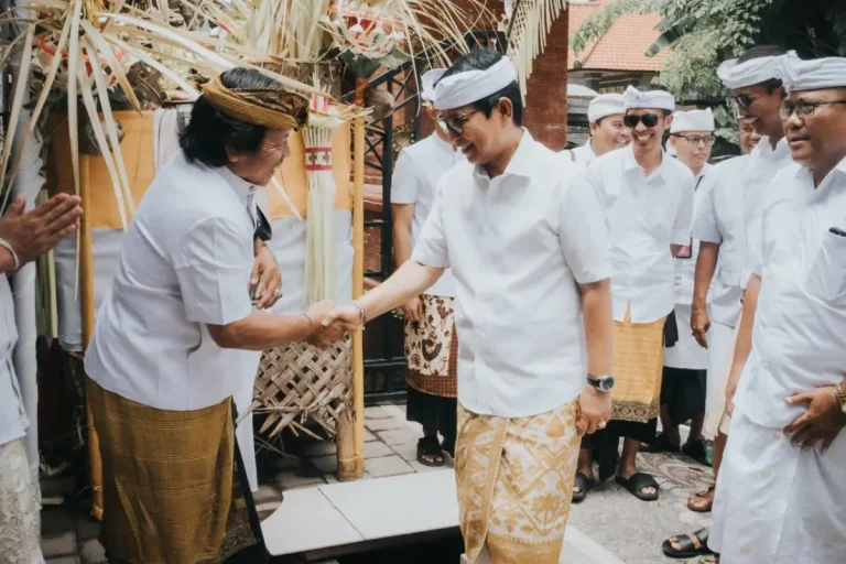 Bupati Adi Arnawa saat menghadiri Karya melaspas, dan menandatangani Prasasti Kantor Lurah Tanjung Benoa, di Kantor Lurah Tanjung Benoa, Kuta Selatan, Sabtu (3/1).