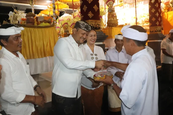 Wabup Bagus Alit Sucipta, didampingi Nyonya Yunita Alit Sucipta, menghadiri rangkaian Karya Atma Wedana (Nyekah Massal) yang dilaksanakan krama Banjar Tanggayuda, Desa Bongkasa, Kecamatan Abiansemal, Sabtu (17/1).