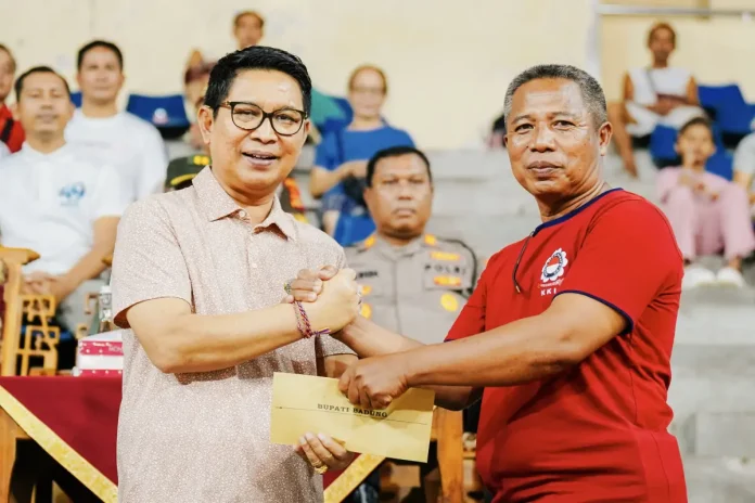 Bupati Wayan Adi Arnawa saat membuka Kejuaraan Karate Kushin Ryu M. Karate-Do Indonesia Badung di GOR Mengwi, Kabupaten Badung, Sabtu (17/1).