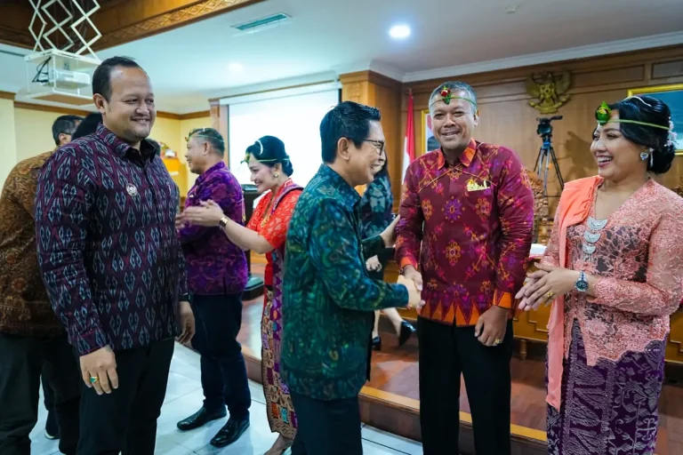 Bupati Wayan Adi Arnawa dan Wabup Bagus Alit Sucipta mengambil sumpah jabatan dan melantik Direksi Perumda Pasar dan Pangan Mangu Giri Sedana Kabupaten Badung periode 2026-2031, di Ruang Kriya Gosana, Puspem Badung, Selasa (27/1).
