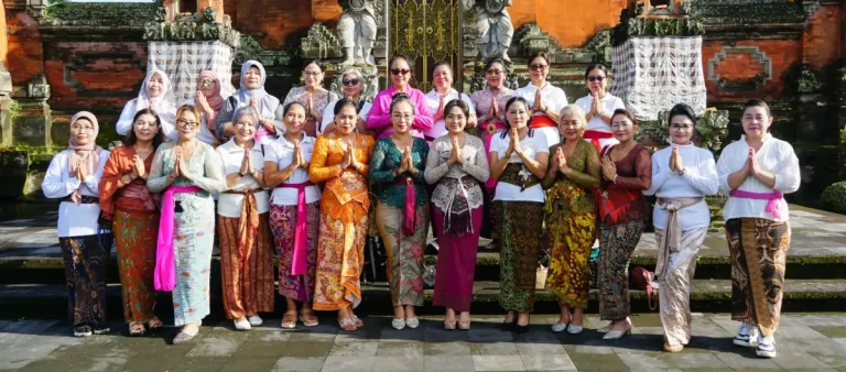 Ketua TP. PKK Badung Nyonya Rasniathi Adi Arnawa bersama Forum PUSPA Kabupaten Badung melaksanakan kegiatan mereresik (bersih-bersih) dan sembahyang bersama di Pura Lingga Bhuana, Puspem Badung, Jumat (9/1).