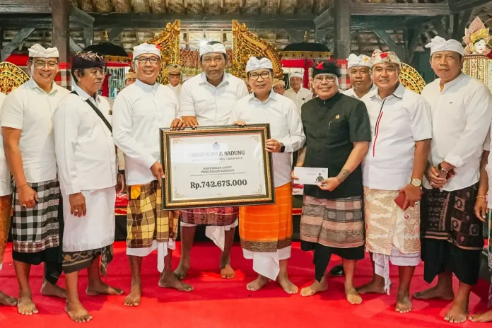 Bupati Wayan Adi Arnawa saat menghadiri prosesi sakral Karya Ngerehan Ida Bhatara Ratu Bagus Kahyangan Jagat di Pura Dalem Sakenan Munggu, Kecamatan Mengwi, Minggu (18/1).