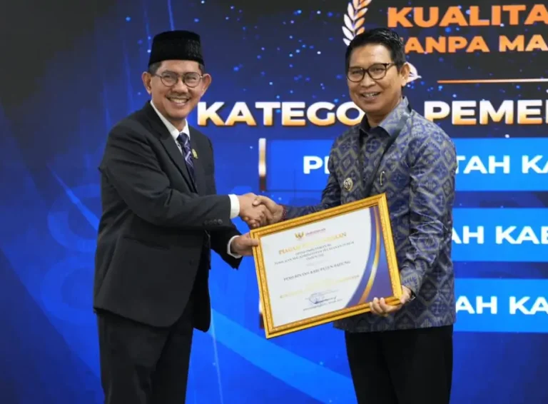Bupati Wayan Adi Arnawa menerima Penghargaan Opini Kualitas Tertinggi Tanpa Maladministrasi RI yang diserahkan langsung oleh Wakil Ketua Ombudsman RI, Bobby Hamzar Rafinus, di Kantor Ombudsman RI, Jakarta Selatan, Kamis (29/1/2026).