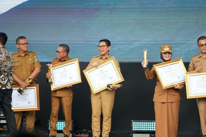 Bupati Wayan Adi Arnawa menerima Penghargaan Upakarya Wanua Nugraha Tahun 2025 dari Kemendagri saat Puncak Peringatan Hardesnas Tahun 2026 di Lapangan Desa Butuh, Kabupaten Boyolali, Jawa Tengah, Kamis (15/1).