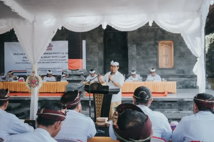 Pengukuhan Bendesa Adat Jimbaran (1) Bupati Wayan Adi Arnawa menghadiri pengukuhan Kelian Desa Adat Jimbaran di Pura Kahyangan Jagat Ulun Swi, Desa Adat Jimbaran, Sabtu (3/1).