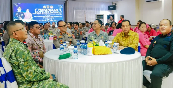 Sekda Surya Suamba menghadiri sekaligus memberikan sambutan pada acara perkenalan Kapolres Badung yang baru, AKBP Joseph Edward Purba, di Aula Polres Badung, Jumat (9/1).