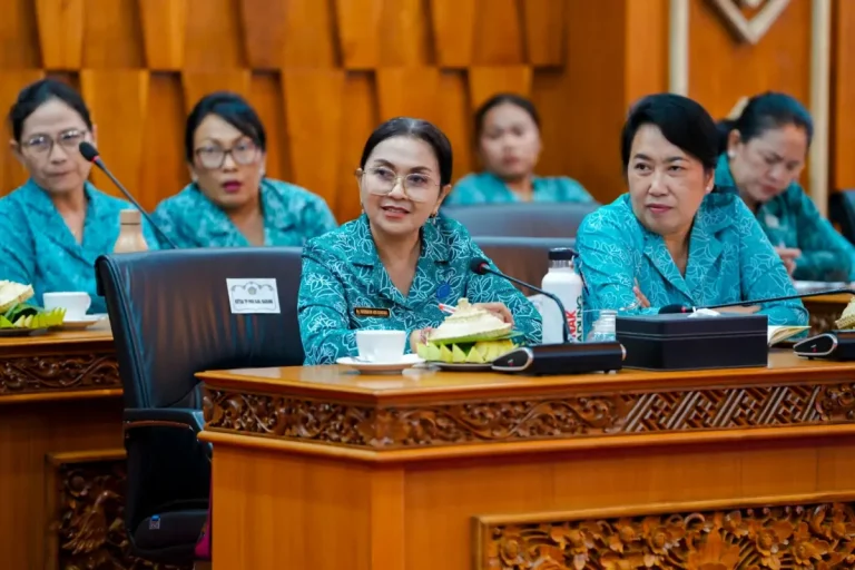 Ketua TP. PKK Badung, Nyonya Rasniathi Adi Arnawa menghadiri Rakor Persiapan Puncak Peringatan HKG PKK ke-54 Tingkat Provinsi Bali tahun 2026 di Gedung Kertha Sabha, Denpasar, Senin (19/1).