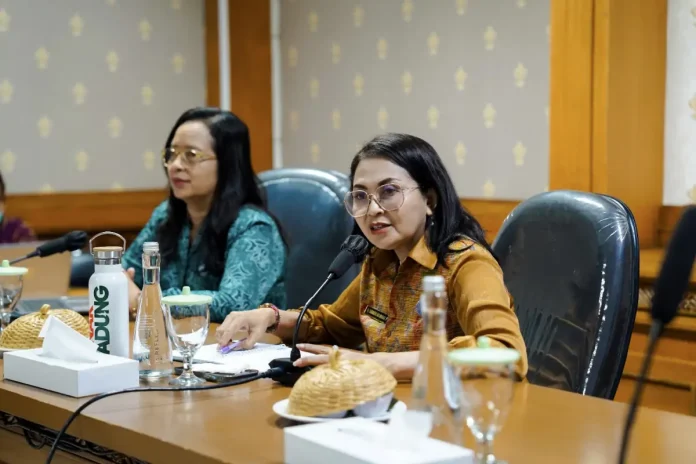 Ketua TP. PKK Badung, Nyonya Rasniathi Adi Arnawa saat memimpin Rakor Sinkronisasi bersama 16 OPD di Ruang Rapat Lantai III, Balai Budaya Giri Nata Mandala, Selasa (27/1).