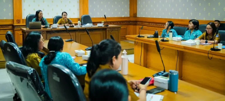 Ketua TP. PKK Badung, Nyonya Rasniathi Adi Arnawa, menggelar Rapat Kerja bersama TP. PKK Kecamatan se-Kabupaten Badung di Ruang Rapat lantai III, Balai Budaya Giri Nata Mandala, Puspem Badung, Senin (12/1).