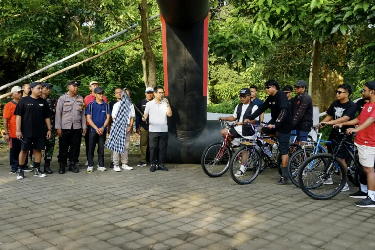 Bupati Wayan Adi Arnawa saat membuka "Seqyunk Fun Kalcer Bike" di Lapangan Pura Dalem Desa Adat Abiansemal, Minggu (25/1).