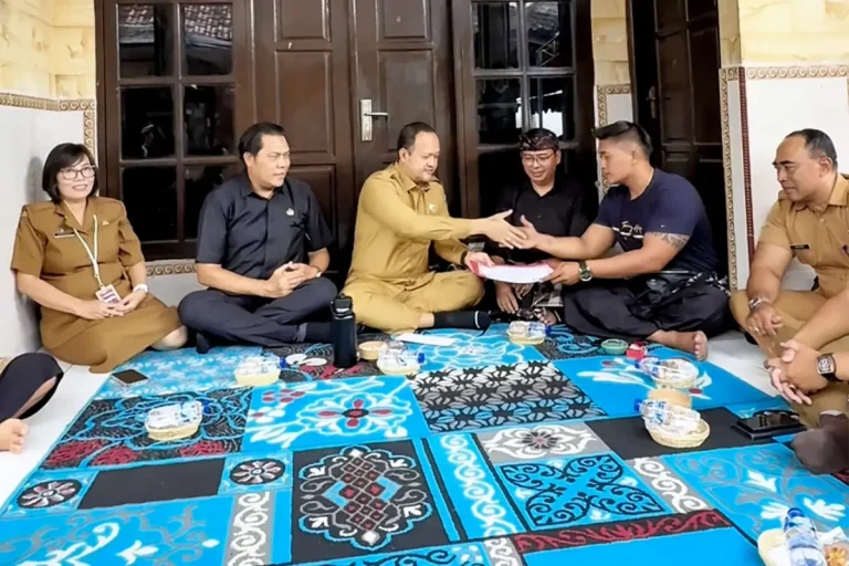 Wabup Bagus Alit Sucipta menyerahkan Akta Kematian kepada ahli waris Almarhum, yang telah mengurus Akta Kematian tepat waktu, di Banjar Belulang, Kelurahan Kapal, Mengwi, Senin (26/1).