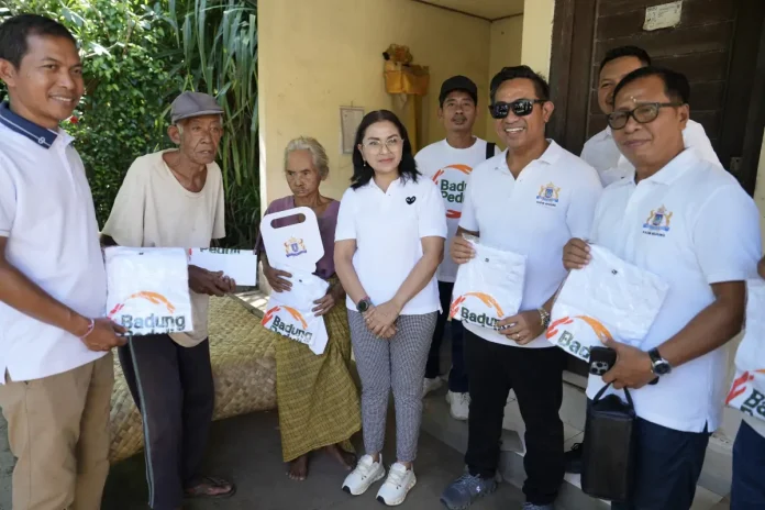 Ketua TP. PKK Kabupaten Badung, Nyonya Rasniathi Adi Arnawa menyerahkan bantuan sarana sanitasi toilet kepada warga kurang mampu di Banjar Kelepekan, Desa Tumbak Bayuh, Sabtu (24/1).