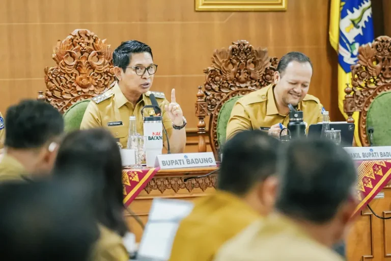 Bupati Wayan Adi Arnawa bersama Wabup Bagus Alit Sucipta memimpin Rapat Pembahasan Proyeksi PAD Tahun 2027 di Ruang Rapat Kriya Gosana, Puspem Badung, Senin (26/1).