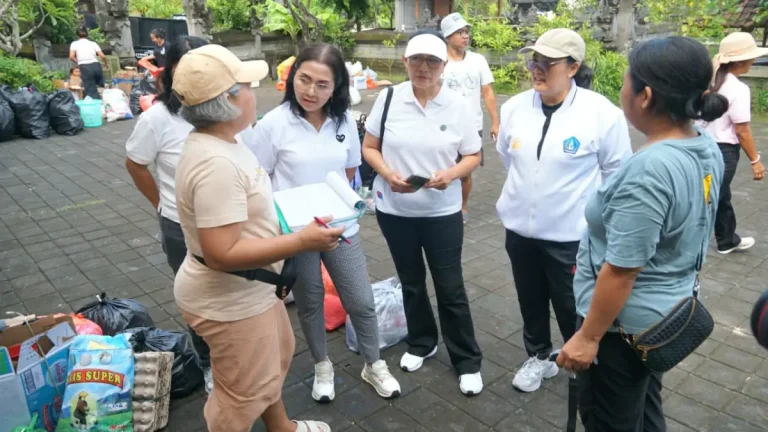Ketua TP. PKK Badung Nyonya Rasniathi Adi Arnawa, melakukan kunjungan kerja ke kegiatan Plastic Exchange di Banjar Permata, Nusa Dua, Kecamatan Kuta Selatan, Sabtu (24/1).