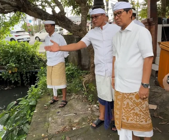 Bupati Wayan Adi Arnawa turun langsung ke lapangan untuk memantau aliran Tukad Pungut di wilayah Jimbaran, Kuta Selatan, Sabtu (3/1).