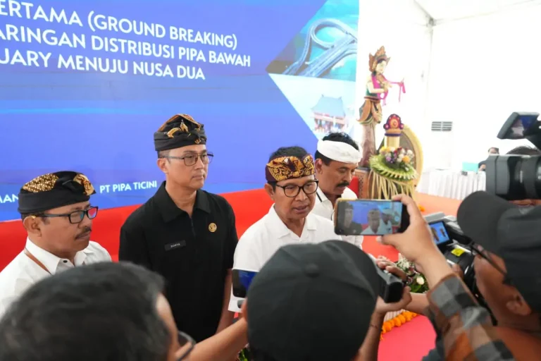 Bupati Wayan Adi Arnawa saat saat menyampaikan masalah penyaluran air bersih di Wilayah Badung Selatan.