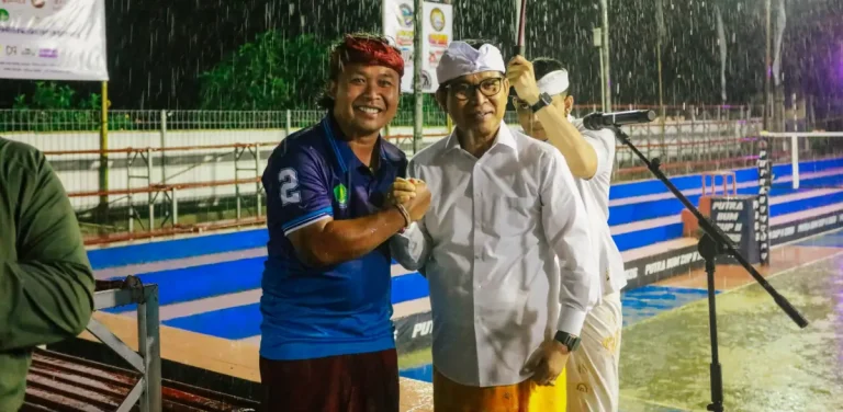 Bupati Wayan Adi Arnawa bersama Ketua DPRD Badung I Gusti Anom Gumanti membuka Turnamen Bola Voli PUTRA BUM Cup II Tahun 2026 di Lapangan Pratu I Ketut Ridis, Banjar Umakepuh, Desa Buduk, Kecamatan Mengwi, Minggu (18/1).