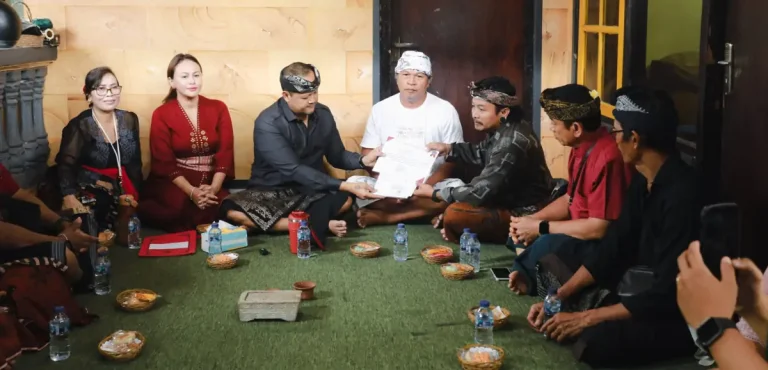 Wakil Bupati Badung, Bagus Alit Sucipta, bersama Nyonya Yunita Alit Sucipta melayat dan menyerahkan penghargaan tertib administrasi kepada ahli waris di rumah duka Banjar Jeroan, Sading, Mengwi, Badung, Kamis (8/1).